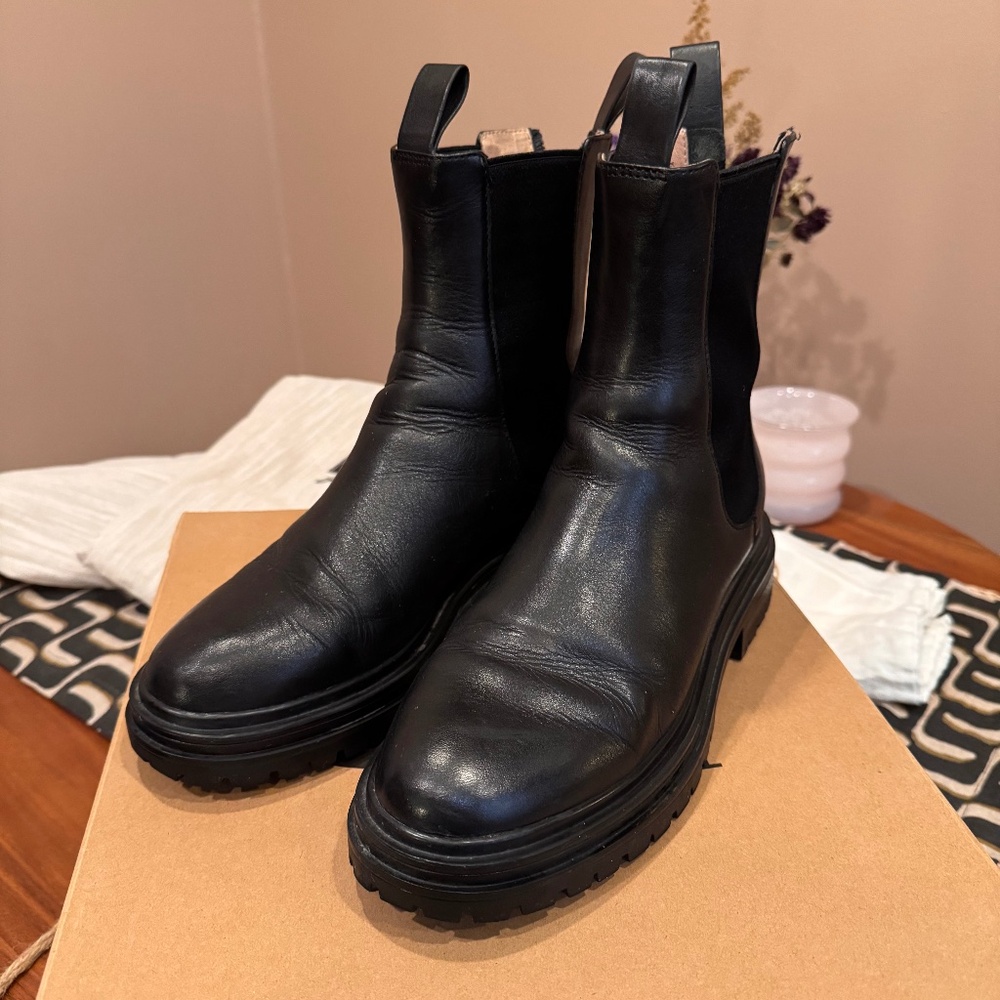 Women's Black Chelsea Boots Bared Footwear size 7